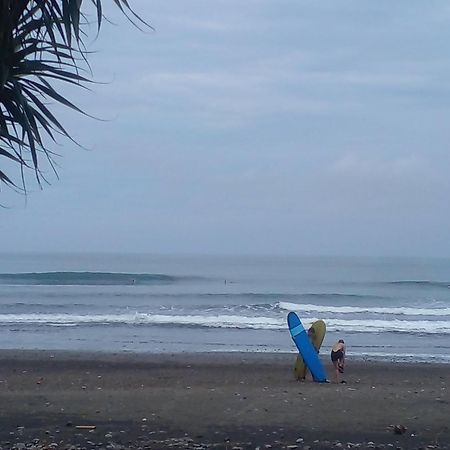 Medewi Good Vibes Stay&Surf Jembrana  Екстер'єр фото